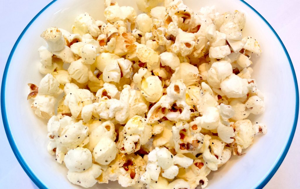 Simple Stovetop Popped Popcorn - Hälsa Nutrition